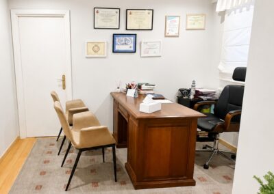 Despacho principal de consulta de psicología para terapia individual con escritorio de madera y diplomas en la pared en Pontevedra, Galicia