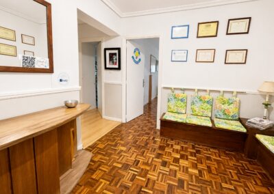 Instalaciones de Abril Psicología con consulta de terapia de pareja y sala de espera acogedora con diplomas en la pared