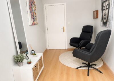 Sala de espera de la clínica de psicología Abril Psicología en Pontevedra con decoración tranquila y sillones cómodos